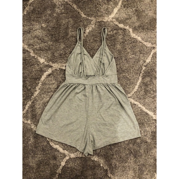 NWOT Spaghetti Strap Grey & White Stripped Romper - Picture 4 of 5